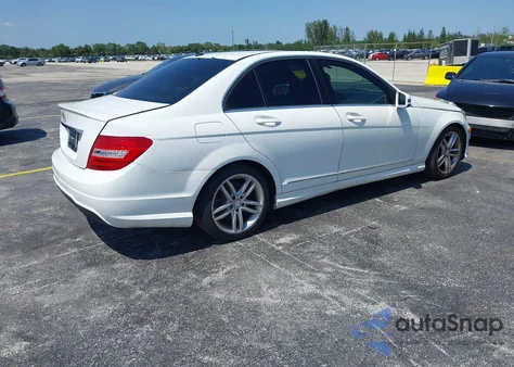 2013 Mercedes-Benz C 250 Luxury/Sport из США, поврежденный, VIN WDDGF4HB8DR267050